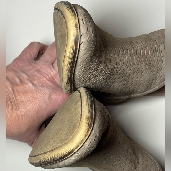 ✨ Lucky Brand Perforated Suede Booties – Women’s 6.5 ✨ - Picture 8 of 9